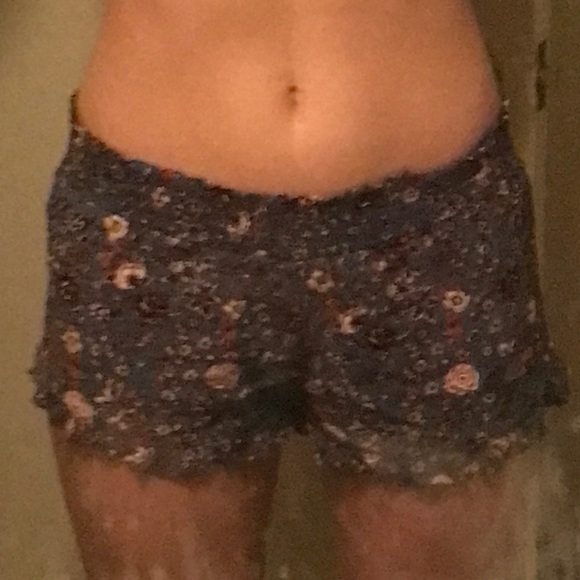 Flowered shorts! Flowy - Picture 2 of 2